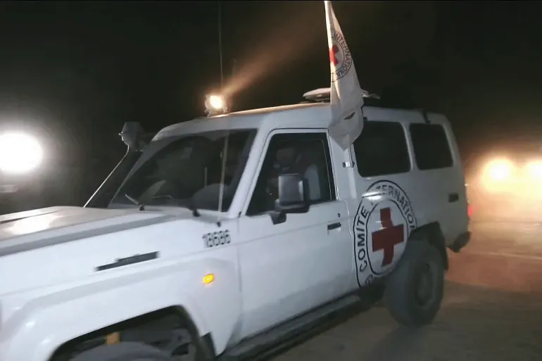 القسام وسرايا القدس تسلمان جثة أسير بخان يونس