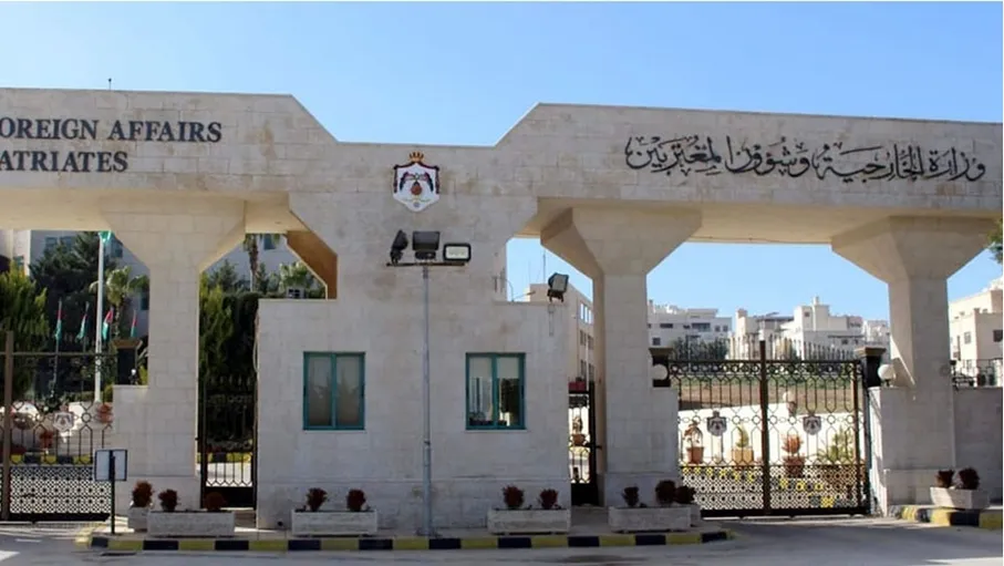  إصابة أردني بشظايا في دبي إثر اعتداءات إيرانية  ..  والخارجية تتابع 