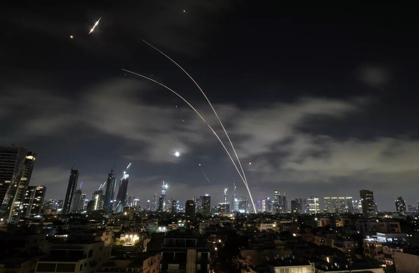 رشقة صاروخية من إيران نحو إسرائيل  ..  انفجارات ضخمة في تل أبيب والقدس