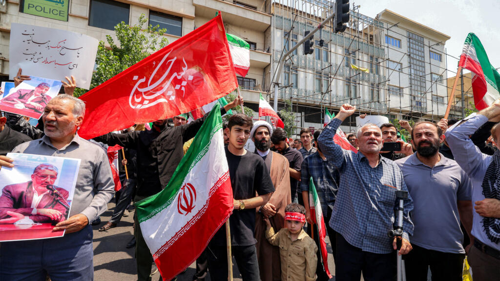 مسؤولون: الضربة الأولى في إيران قتلت شخصيات كانت أقرب للتفاوض