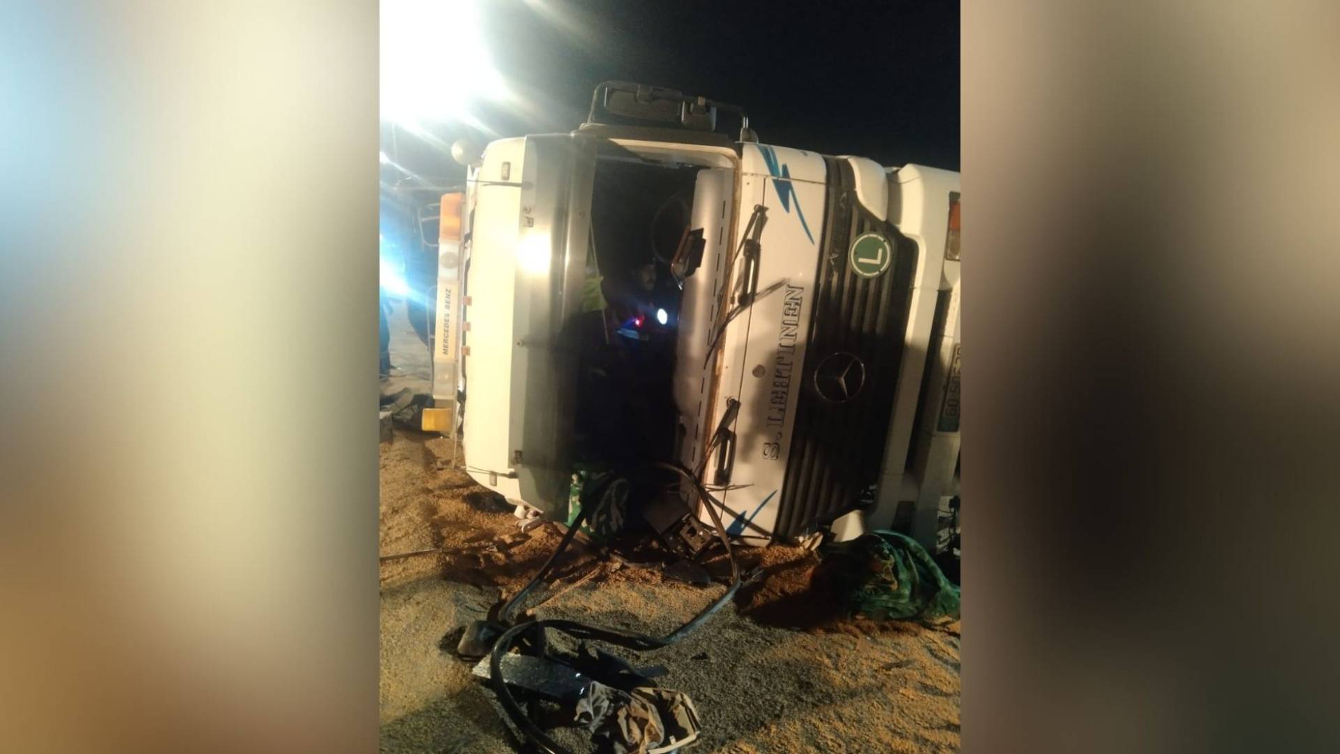 إصابة شخصين بحادث تدهور شاحنة على أوتوستراد المفرق – الزرقاء