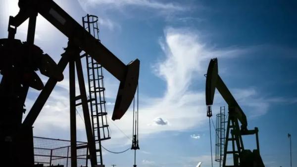 النفط يكسر حاجز الـ 100 دولار في الأسواق قبل الافتتاح الرسمي