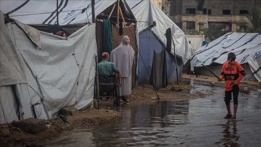 الدفاع المدني: أمطار غزة تغرق مئات خيام النازحين