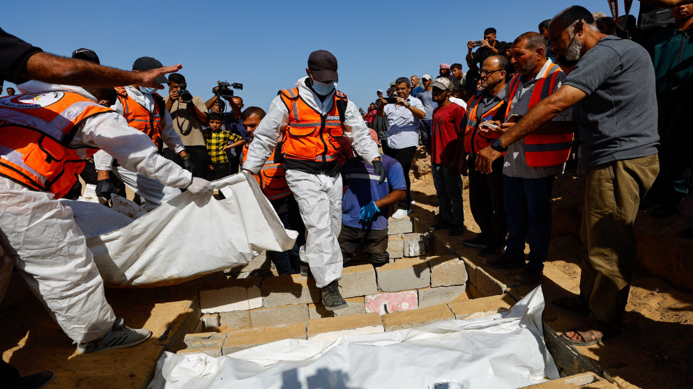 الاحتلال الإسرائيلي يسلّم 15 جثمانا لشهداء من غزة