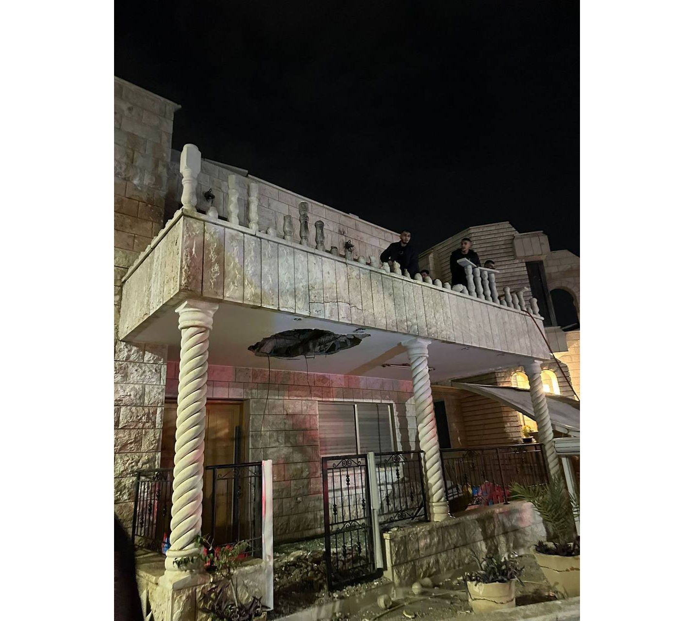 هجوم صاروخي عنيف وإحراق منشآت نفطية يفتحان باب المواجهة الشاملة  ..  فيديو