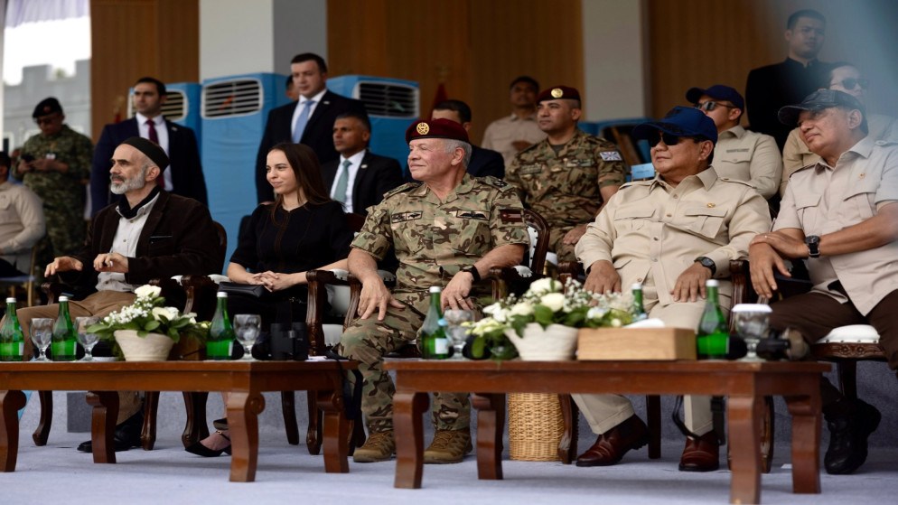 الملك والرئيس الإندونيسي يحضران تمرينًا عسكريًا مشتركًا للطائرات المسيرة