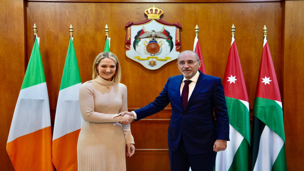 الصفدي يجري مباحثات موسّعة مع نظيرته الإيرلندية