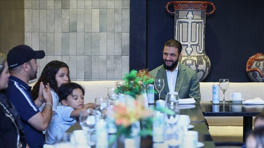 الشرع يلتقي مغتربين سوريين بمقهى شعبي في البرازيل