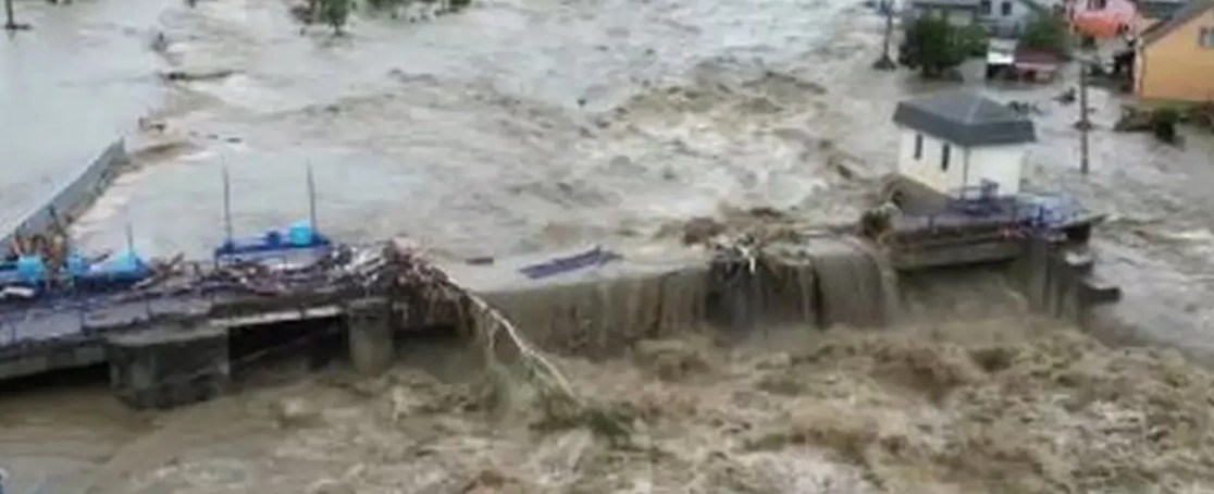 ارتفاع حصيلة ضحايا فيضانات إندونيسيا إلى 502 