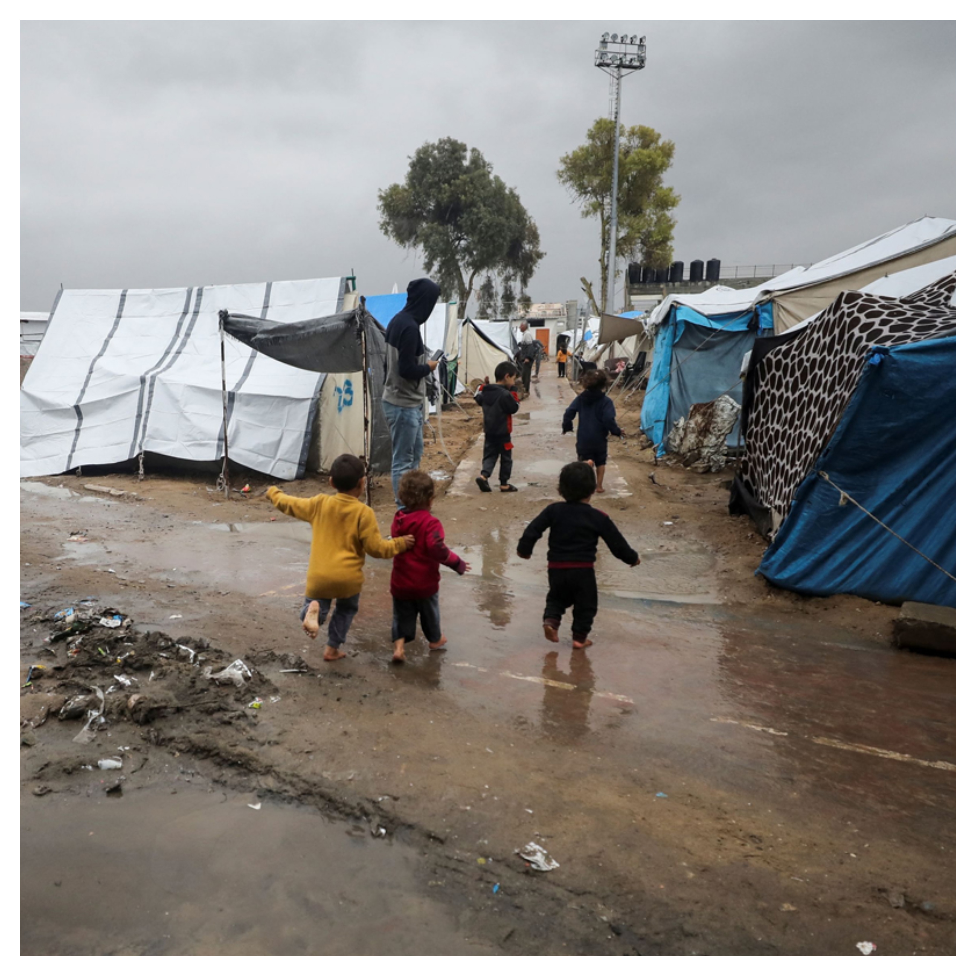 نداءات استغاثة من مخيمات النزوح بغزة بعد غرق خيامهم بمياه الأمطار