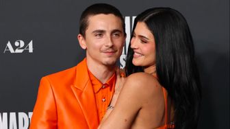 شالاميه وكايلي في تناغم برتقالي على السجادة الحمراء