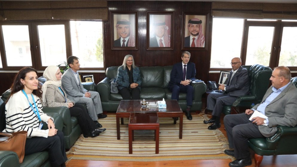 وزير المياه يدعو لحشد دعم دولي لمشاريع مائية