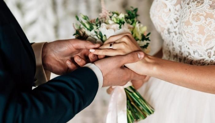 عنكبوت يُربك مراسم الزفاف ويشعل مواقع التواصل .. فيديو 