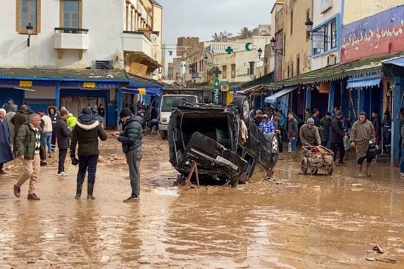سيول مفاجئة تربك الحياة اليومية في مدينة سلا المغربية