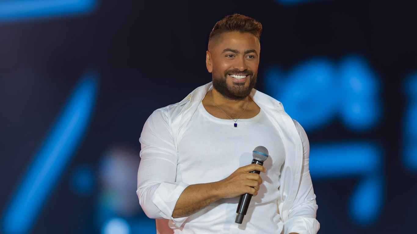 تامر حسني يرفض هدية ثمينة من معجبة بهذه الطريقة .. فيديو