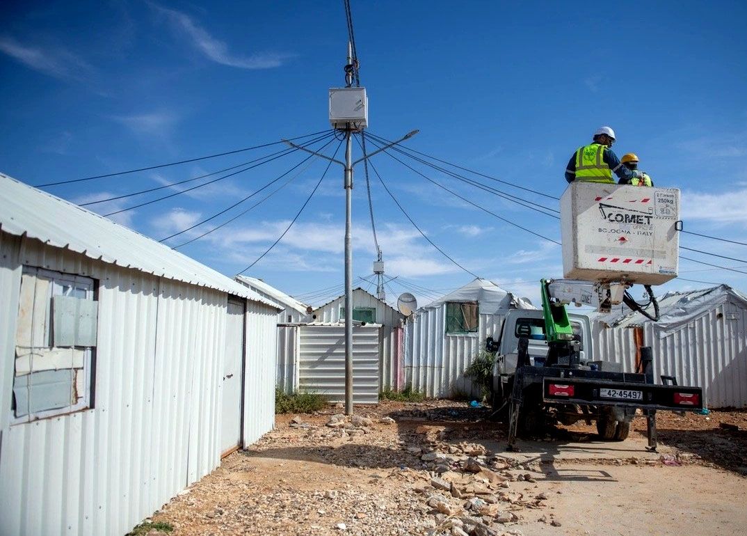 كهرباء على مدار الساعة للاجئين في مخيم الأزرق