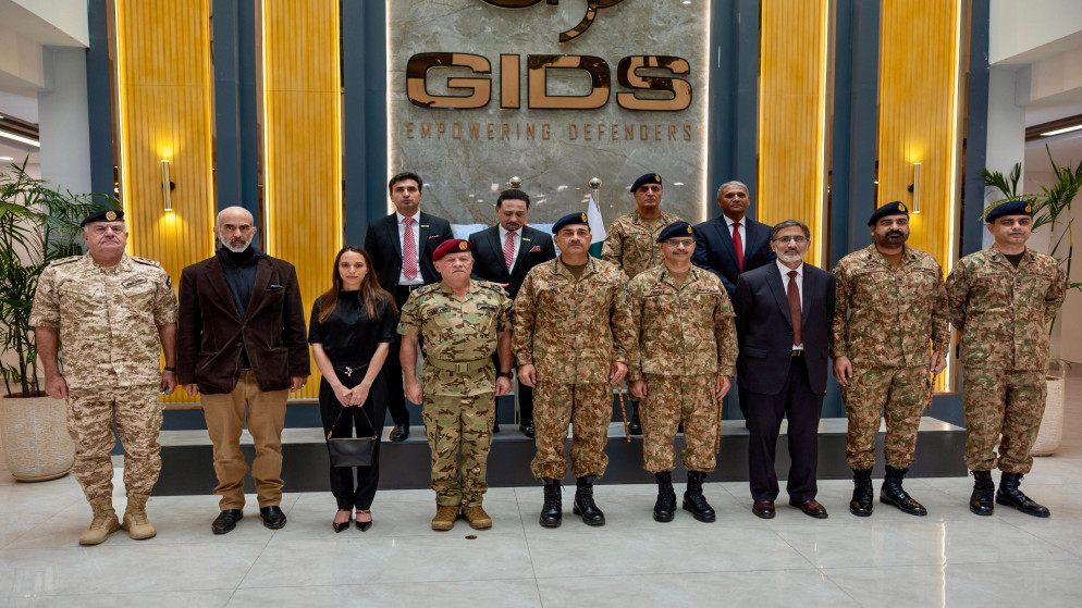 الملك يزور شركة للصناعات الدفاعية في إسلام آباد