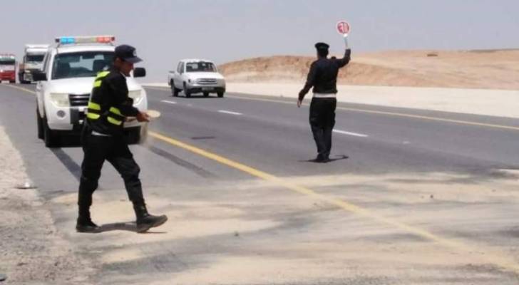 80 راكبا  ..  الدوريات الخارجية تضبط حافلة على الصحراوي بحمولة زائدة 