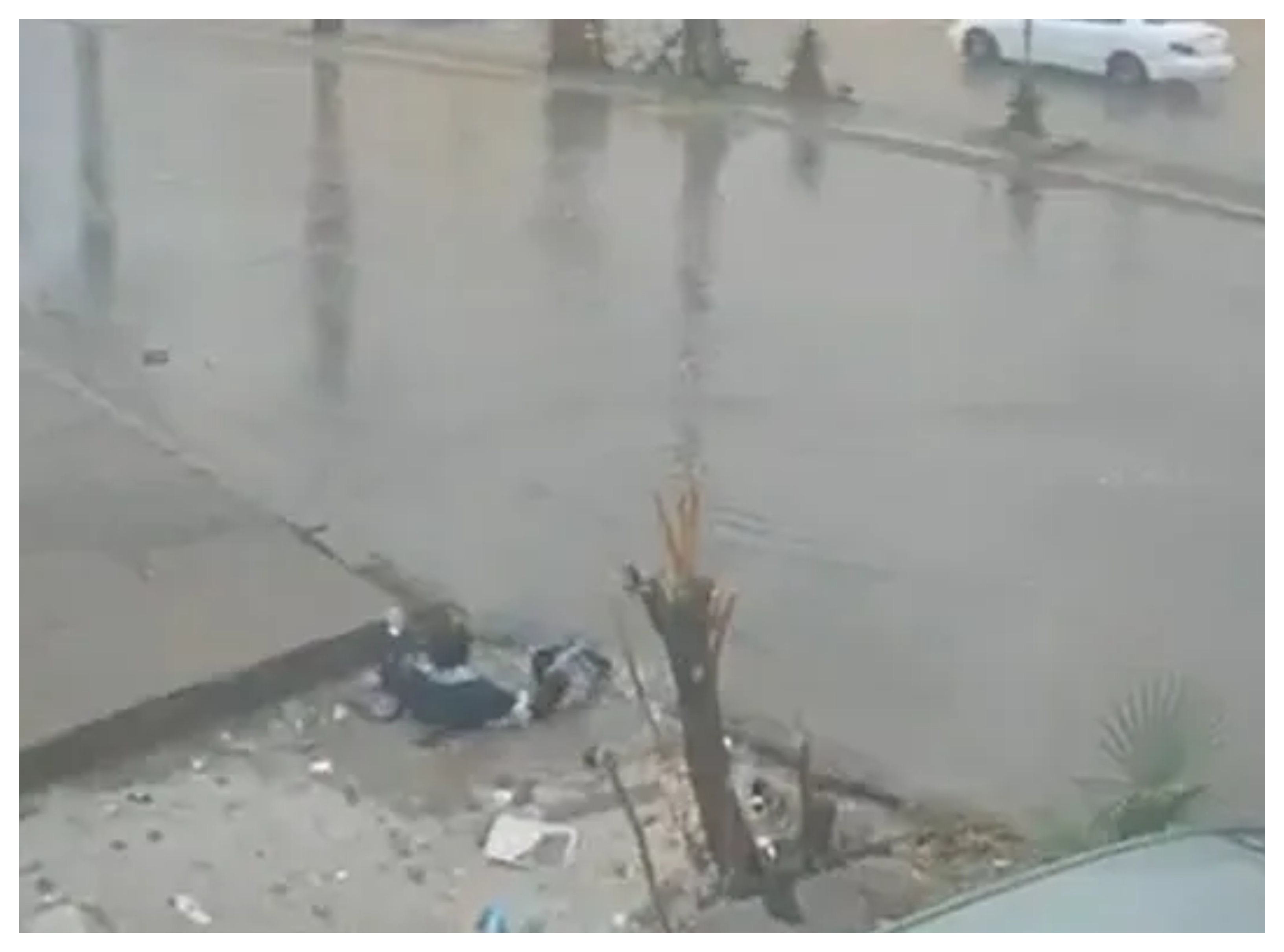 سقوط فتاة في حفرة مائية بعمان وإنقاذها بفضل تدخل شاب  ..  فيديو