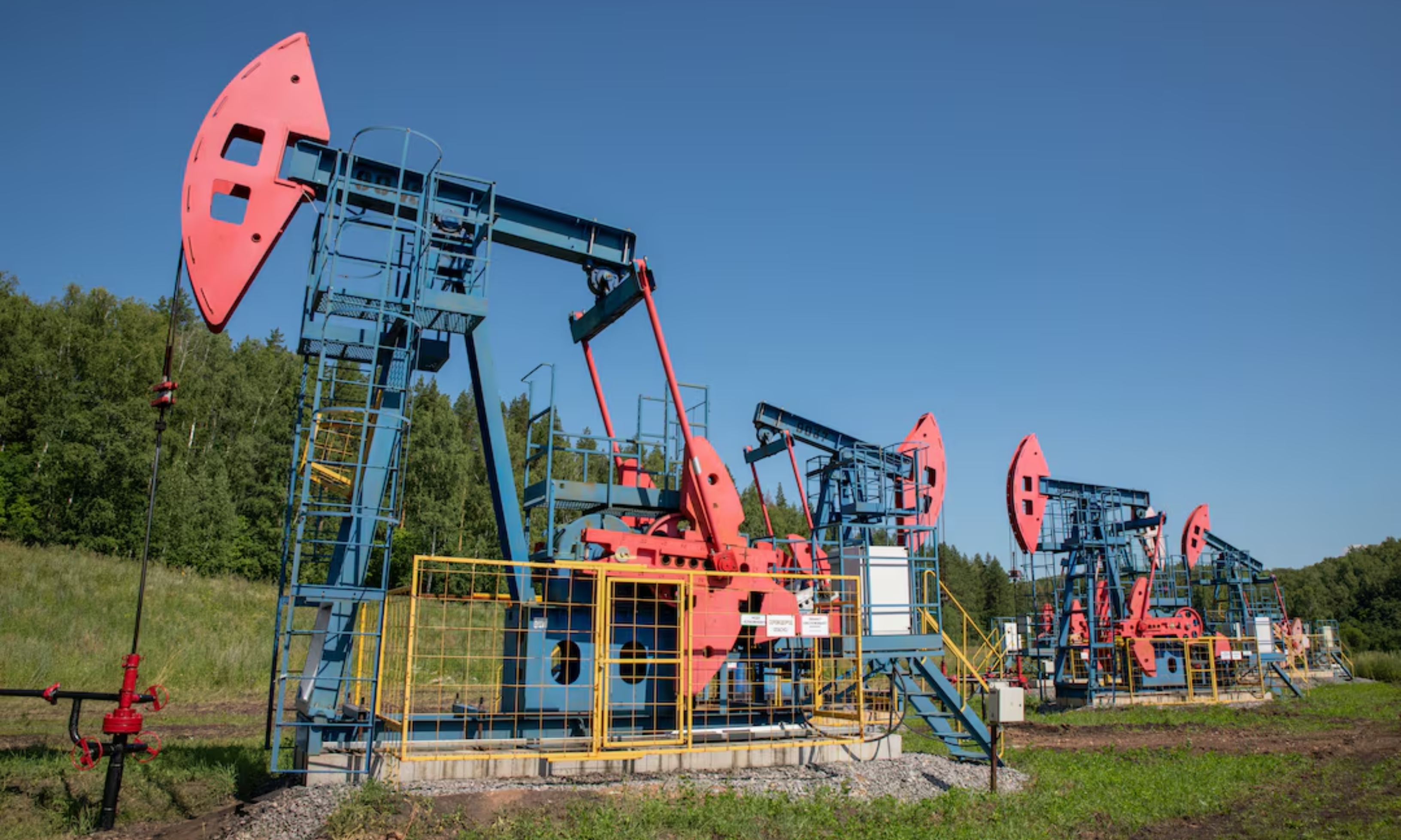 النفط يتراجع لأدنى مستوى في شهر 