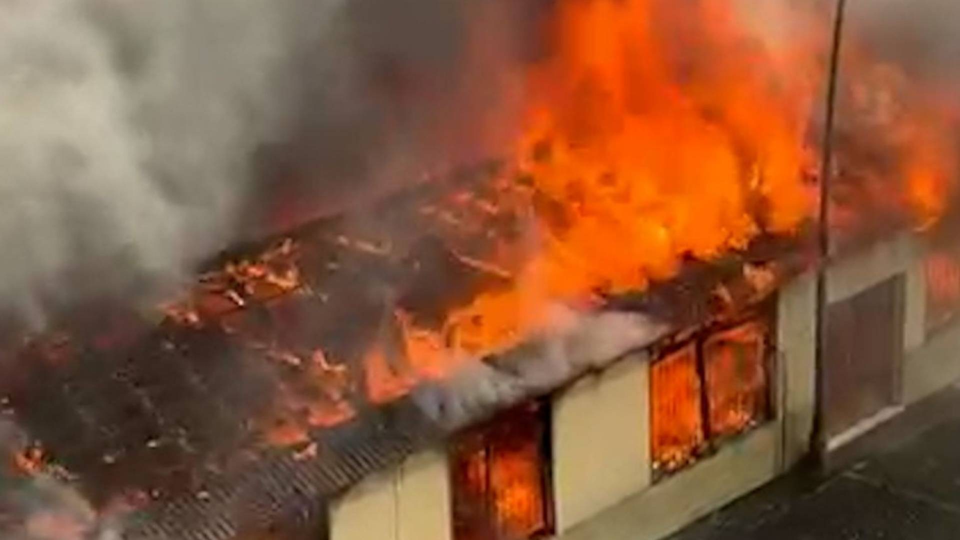 حريق يلتهم محال تجارية في الرصيفة والدفاع المدني يتدخل