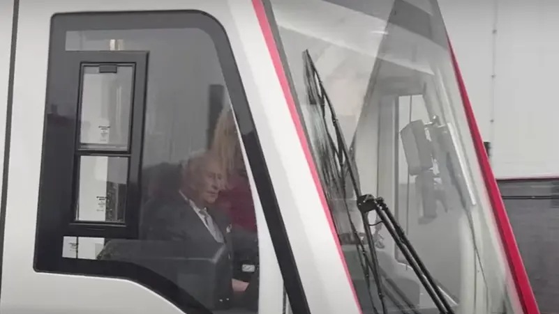  الملك تشارلز يحتفل بعيد ميلاده بطريقة غريبة