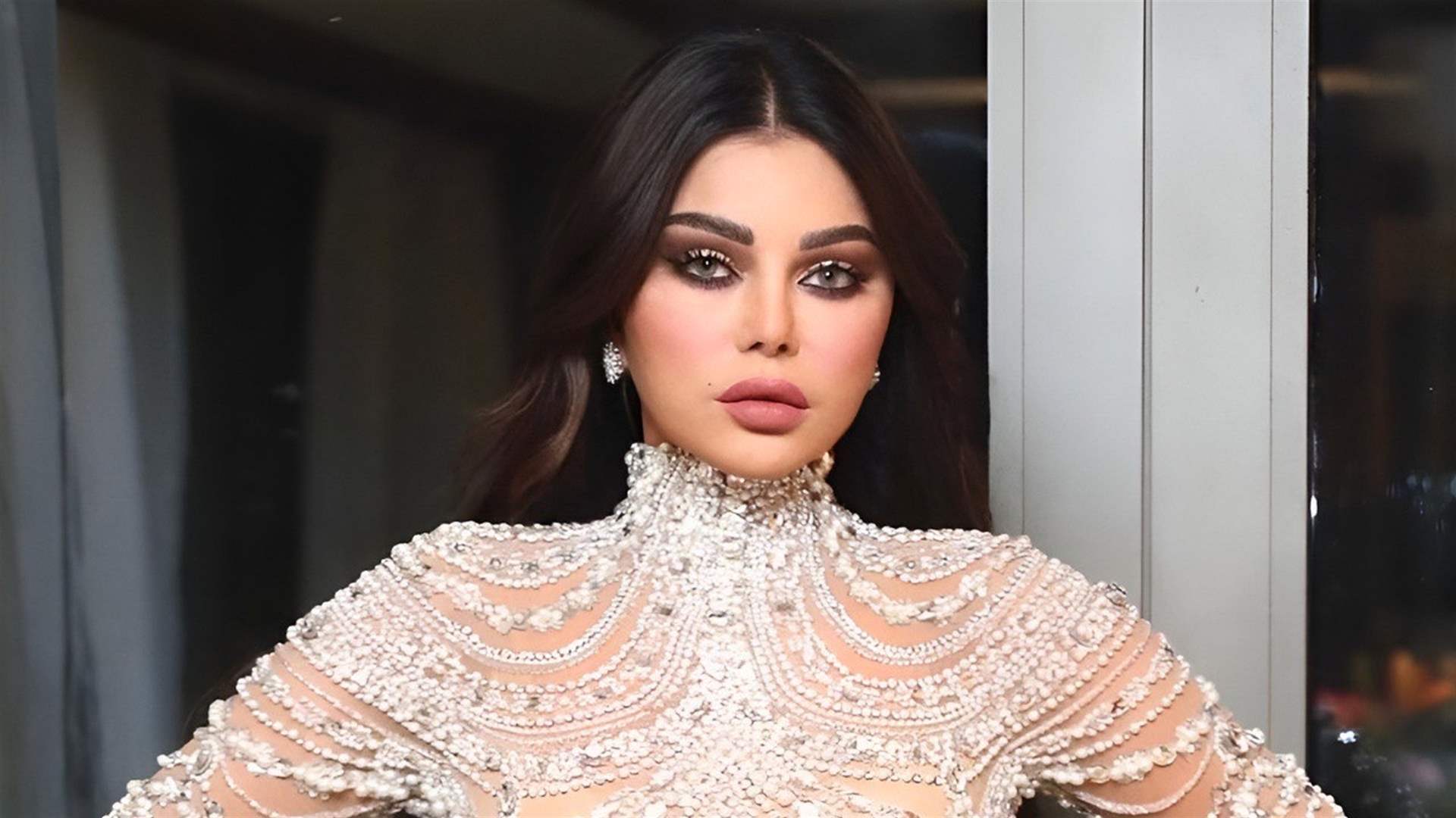 هيفاء وهبي بأزمة مع الجمهور بسبب الفستان الأحمر الناري ..  صورة