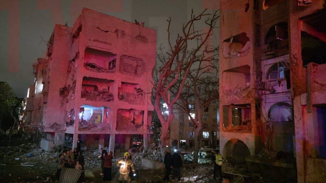 صواريخ إيران تضرب عراد ..  8 قتلى و65 إصابة وانهيار مبنيين جنوب إسرائيل