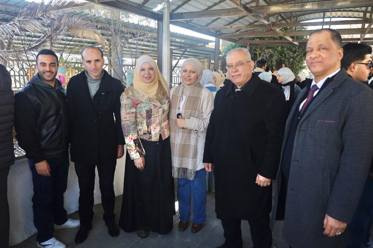 عميد الكلية الجامعية العربية للتكنولوجيا يرعى افتتاح بازار داخل حرم الكلية