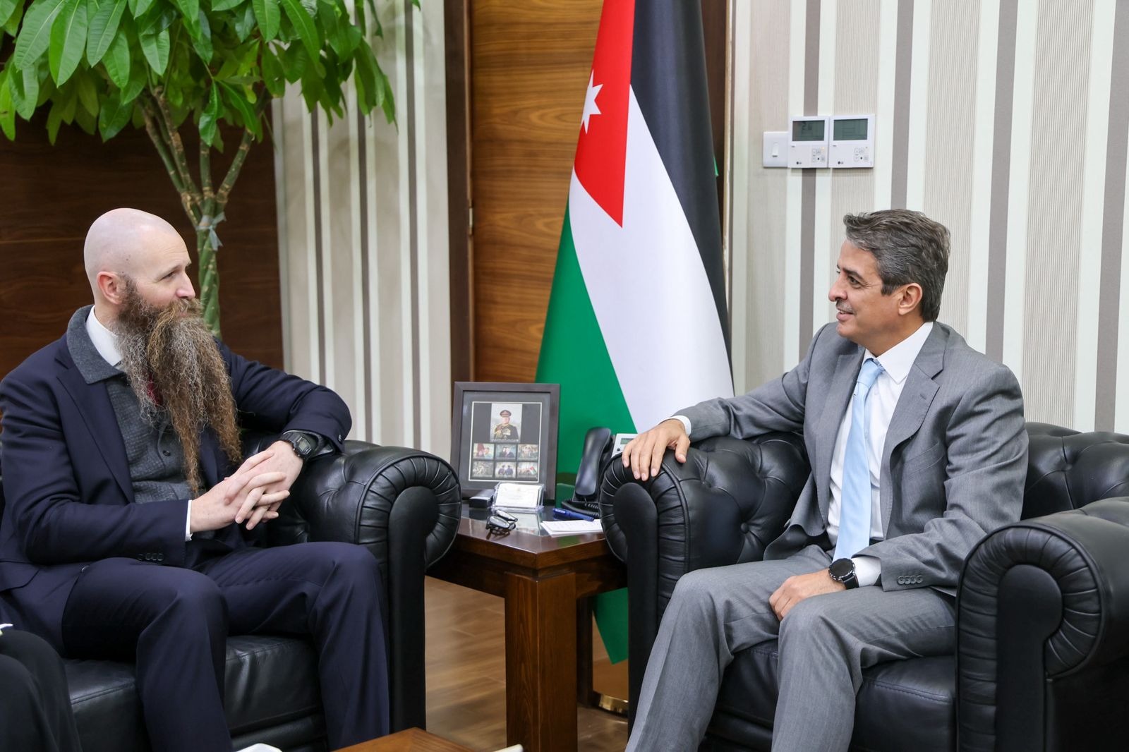 وزير الشباب يبحث مع السفير الأميركي تعزيز التعاون المشترك في البرامج الشبابية