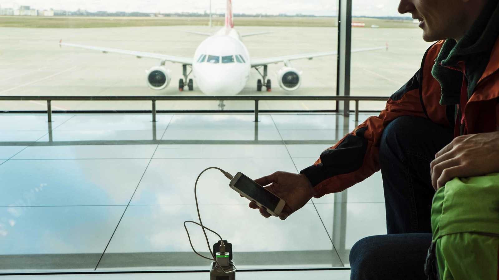 اشتعال شاحن داخل طائرة يثير الذعر بين الركاب