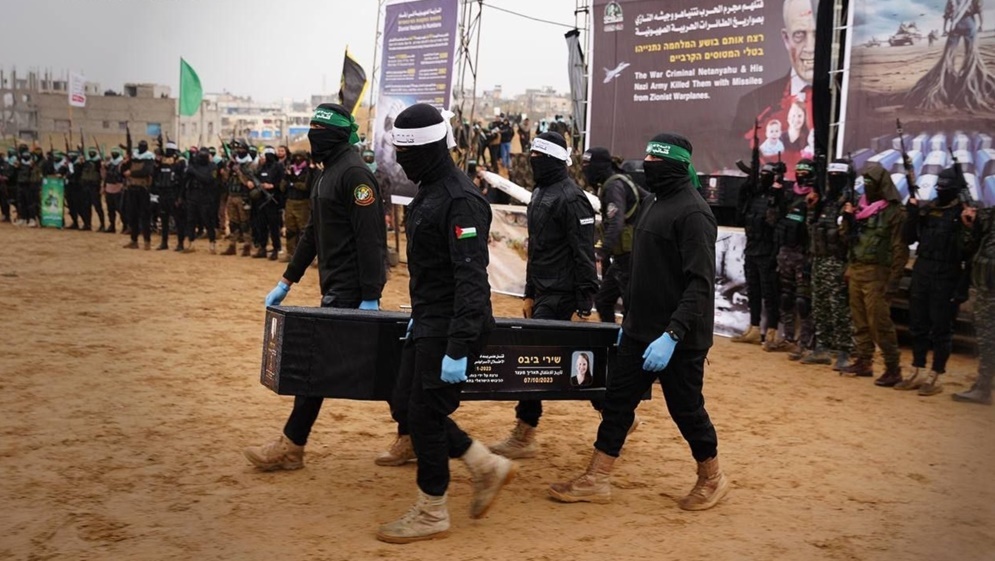 القسام تسلم جثمان أسير إسرائيلي