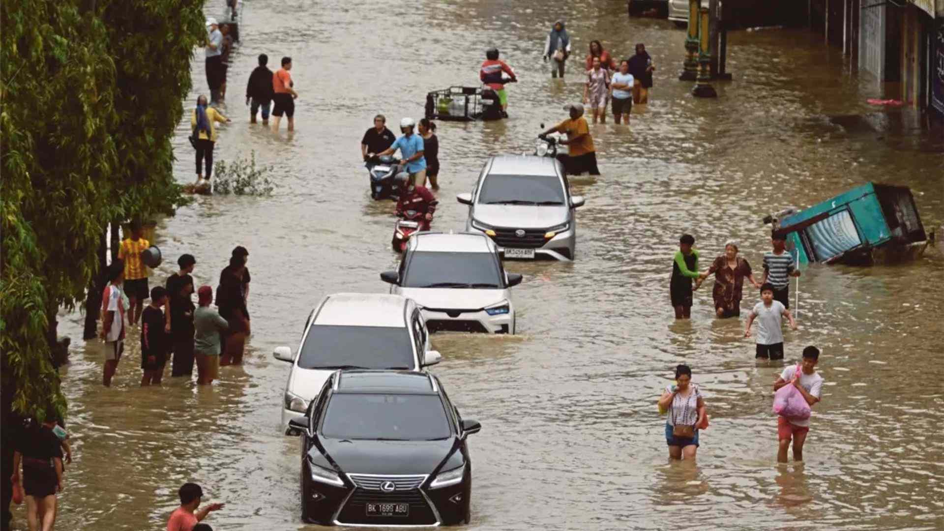 ارتفاع حصيلة ضحايا الفيضانات في إندونيسيا 