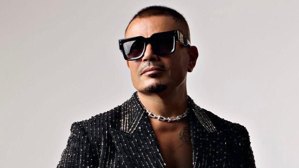 عمرو دياب أول فنان يحقق 3 مليارات استماع على أنغامي