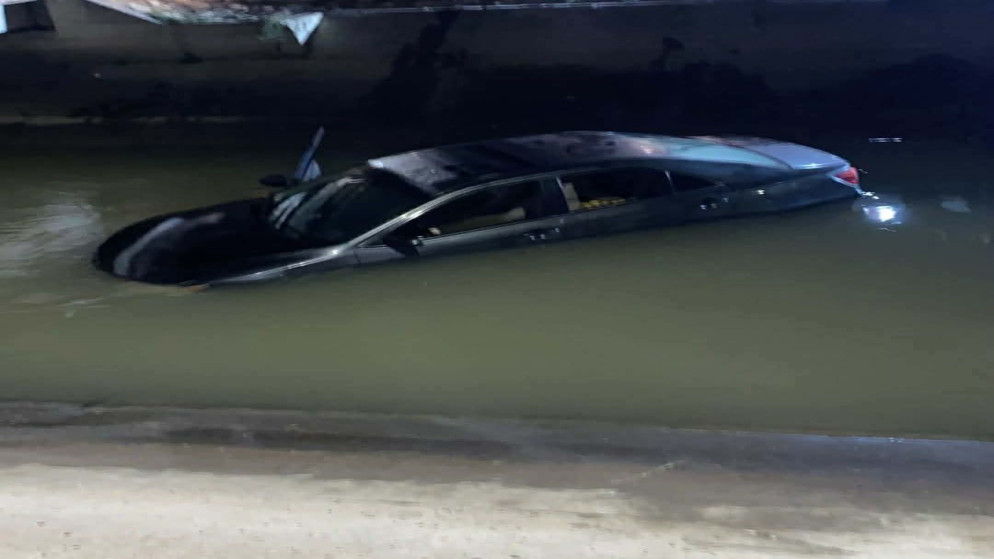 انتشال 4 أشخاص سقطت مركبتهم بقناة الملك عبدالله