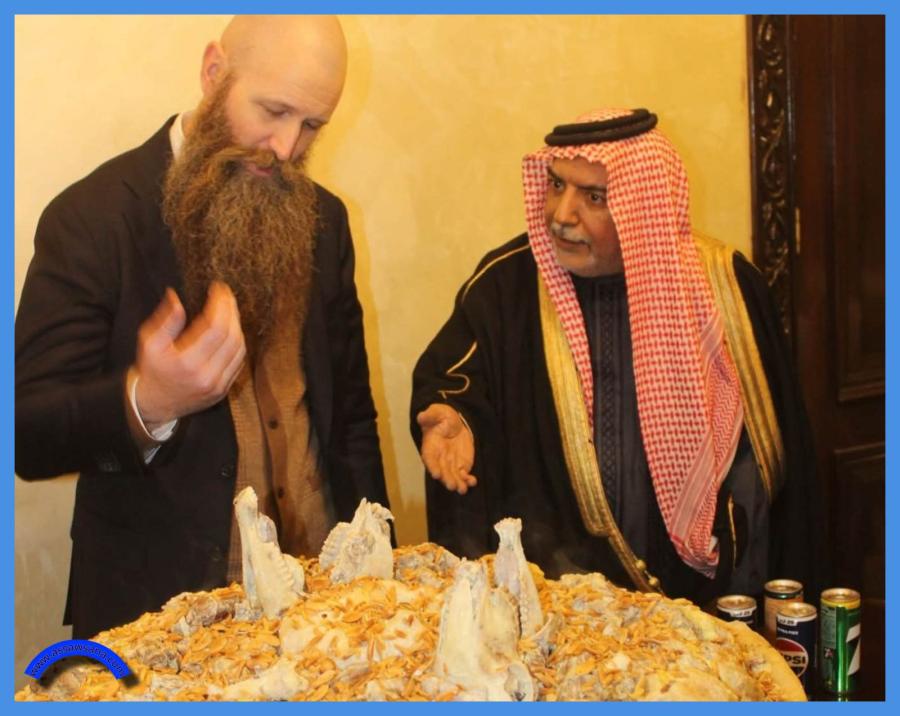 ما دلالات وجود رأسين على سدر منسف السفير الأمريكي