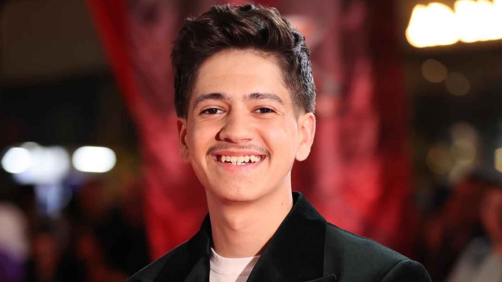 نجم ذا فويس كيدز يفاجئ جمهوره بخطوبته .. صور 