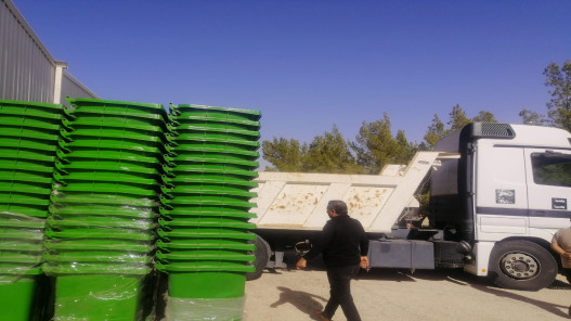 وزارة البيئة توزع 830 حاوية فرز نفايات في لواء ناعور