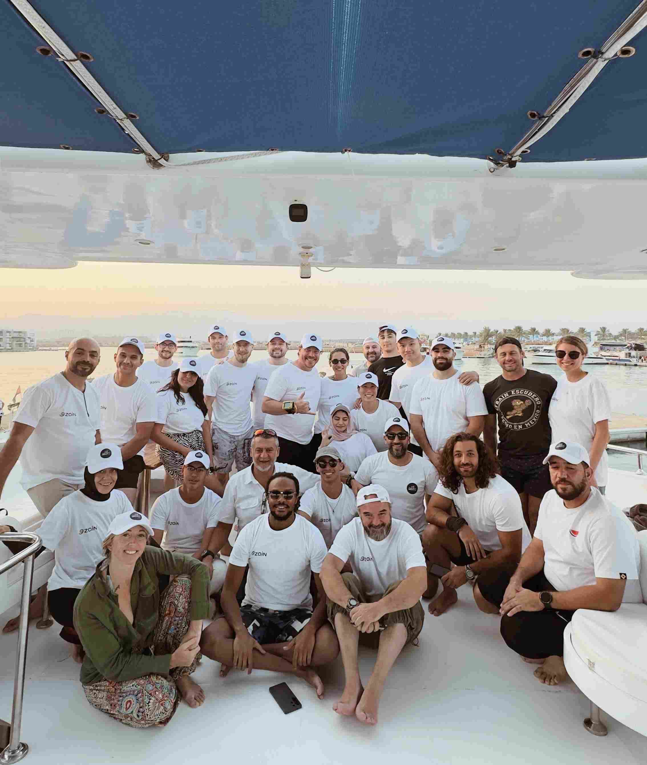 زين تشارك للمرة الخامسة في تنظيف البحر الأحمر بالعقبة