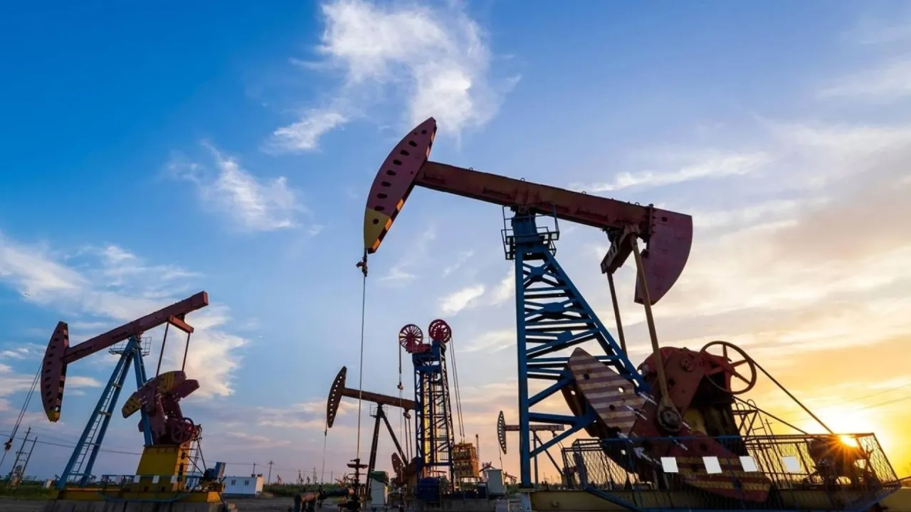 النفط يتجه لأطول سلسلة خسائر شهرية منذ 2023 