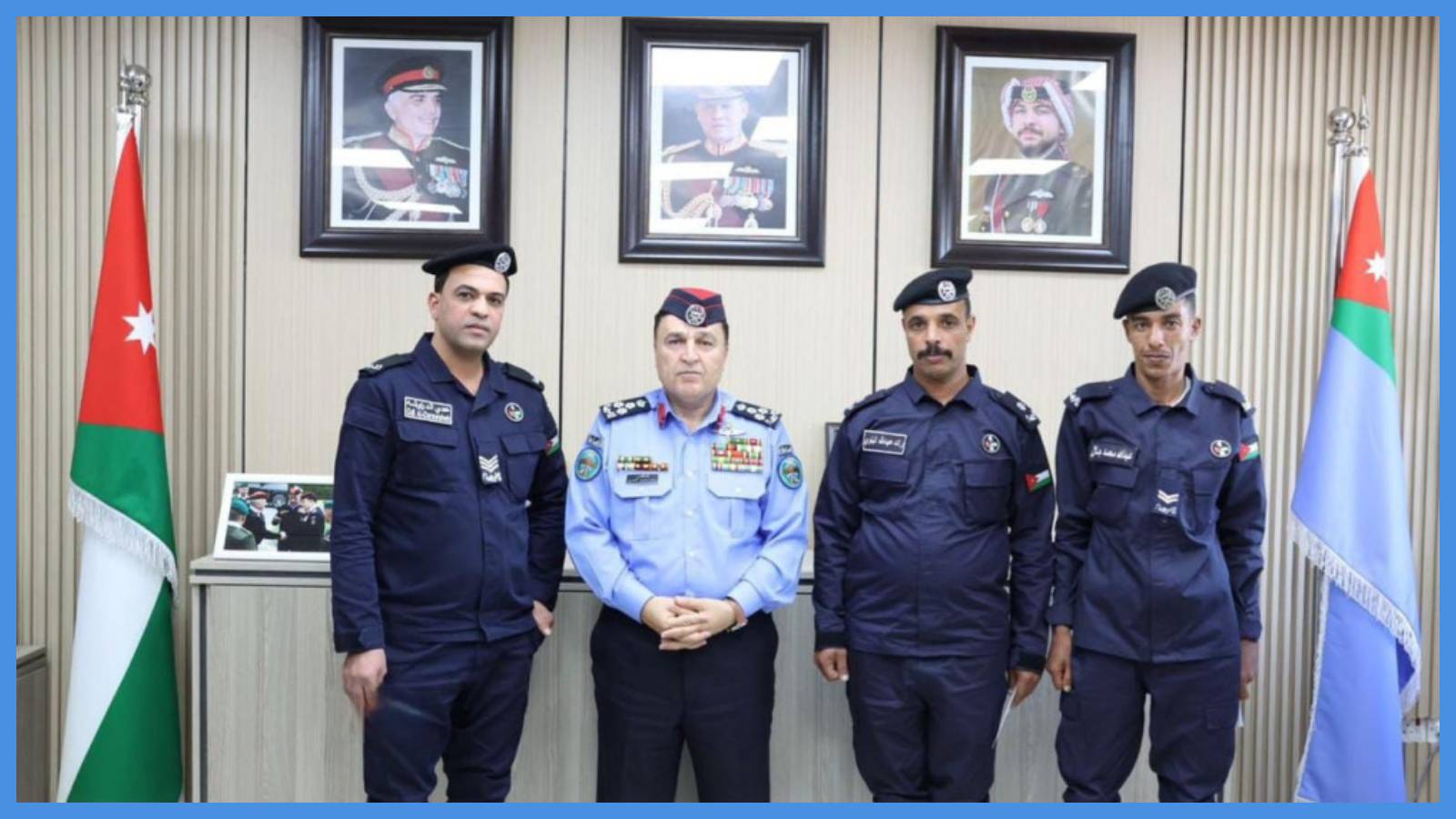 تكريم طاقم دورية أنقذ أسرة من حريق مركبة