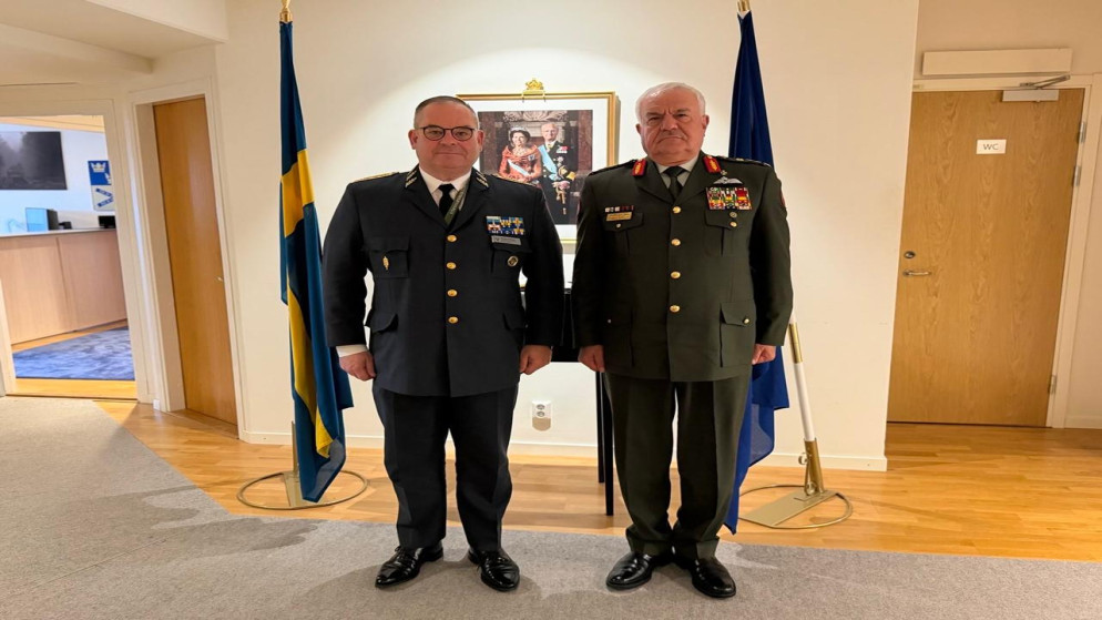 الحنيطي يبحث تعزيز التعاون العسكري الأردني السويدي