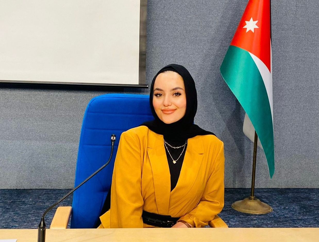 طالبة جامعية تقدم فكرة مبتكرة لدعم الصمّ والبكم في حالات الطوارئ