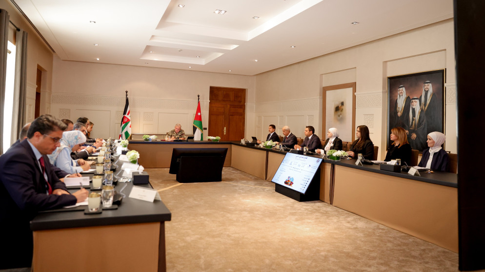 الملك يجتمع بمسؤولين وممثلين عن قطاع الصناعة