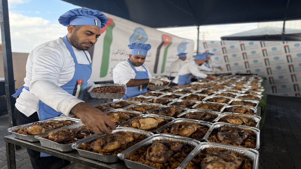 الحملة الأردنية والخيرية الهاشمية توزعان وجبات ساخنة بغزة