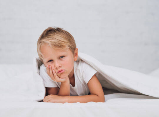 اختصاصية نفسية تقدم حلولاً لقلق الأطفال قبل النوم