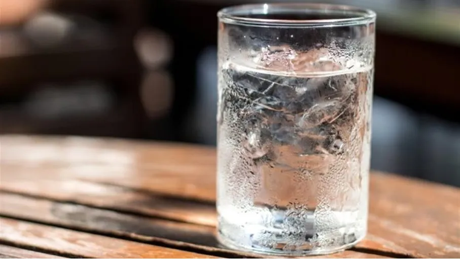 هل يساعد شرب الماء البارد على فقدان الوزن