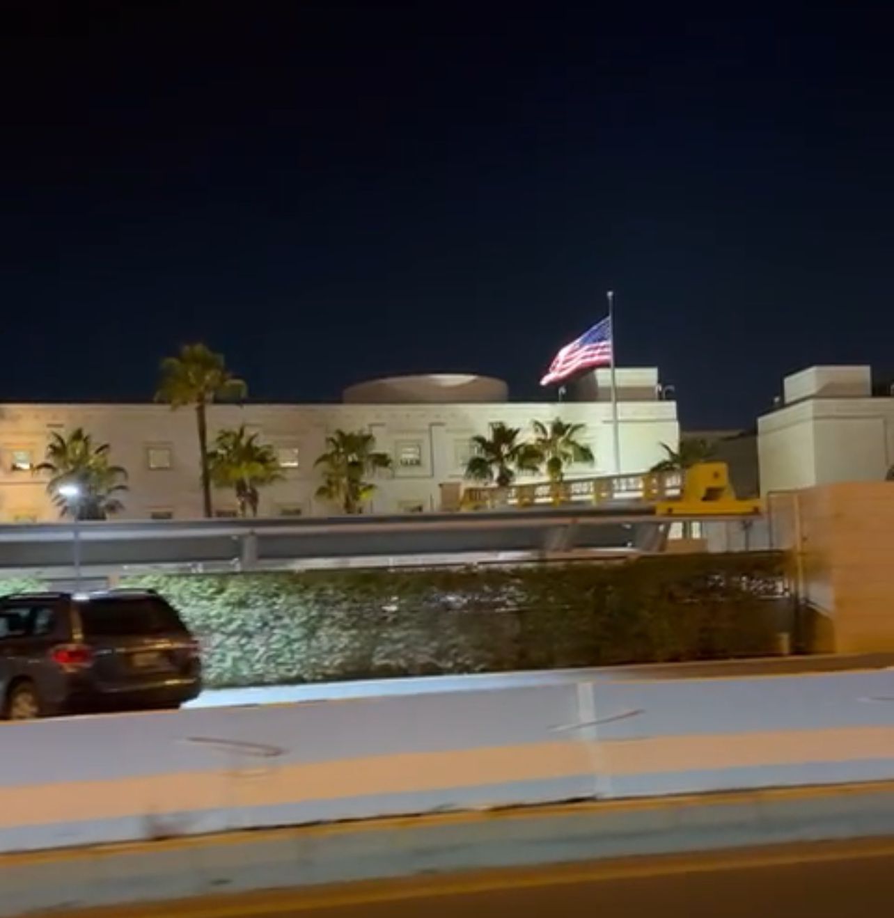 حركة اعتيادية للمركبات في محيط السفارة الأميركية في عمّان