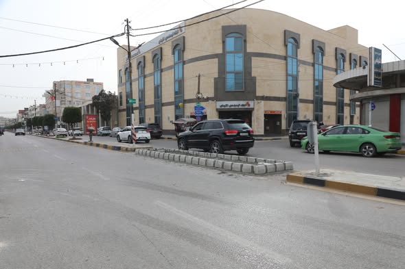 بلدية إربد تغلق فتحة دوران في شارع الهاشمي لتحسين انسيابية المرور