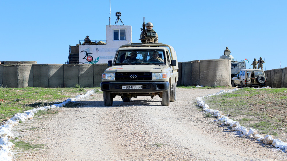 الجيش يدمر أوكارا لتجار أسلحة ومخدرات على الواجهة الحدودية الشمالية